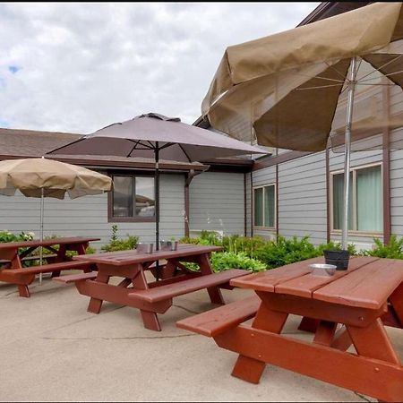 Clarion Pointe Hotel Tomah Kültér fotó