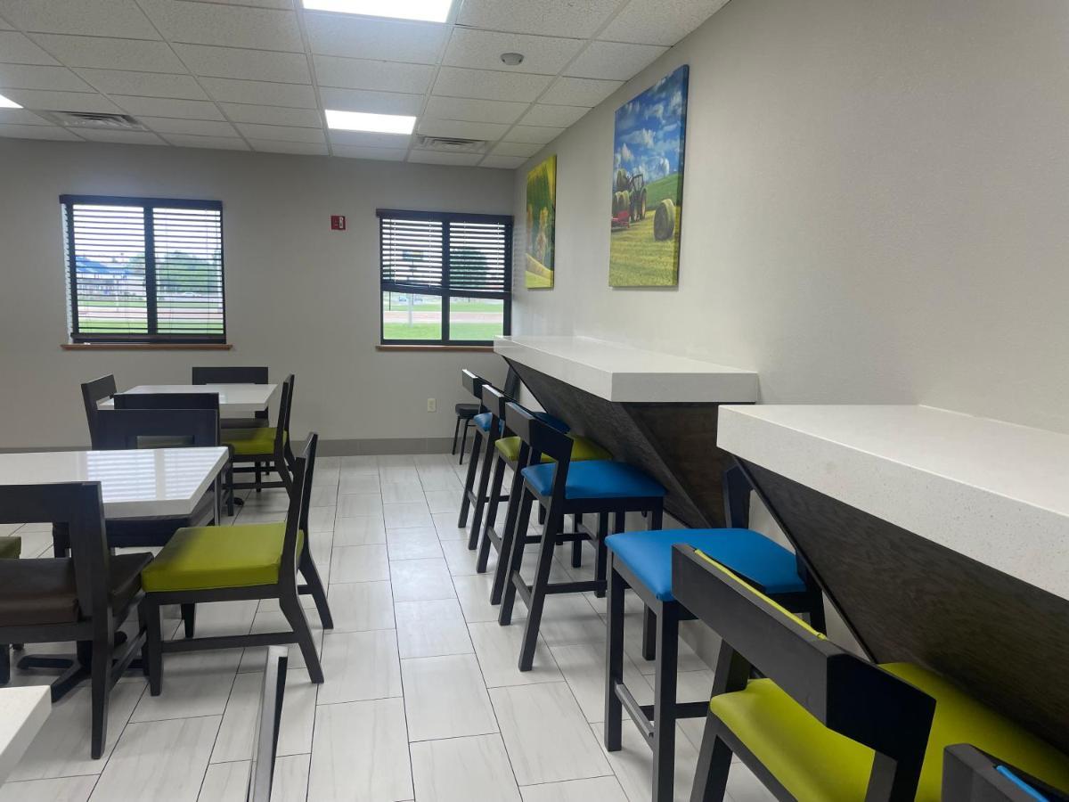 Clarion Pointe Hotel Tomah Kültér fotó