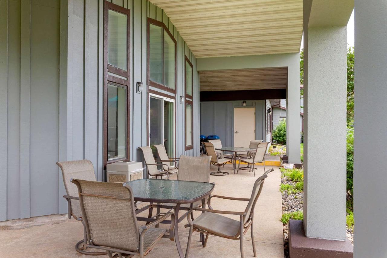 Clarion Pointe Hotel Tomah Kültér fotó